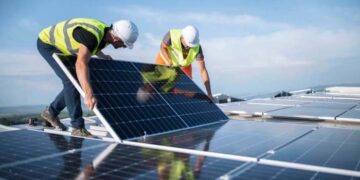 Choosing the Right Roofing Company for Solar Integration